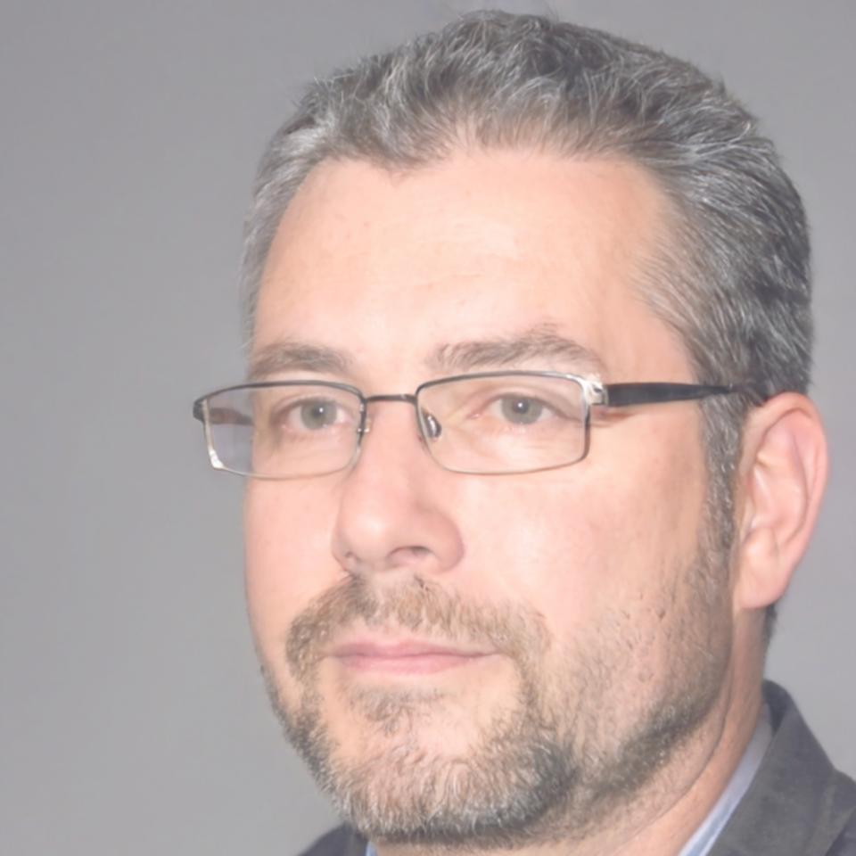 Dr. Marcus Hoffmann - Senior Finanzanalyst